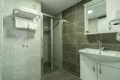 伊兹密尔YAŞAM HOTEL的带淋浴和盥洗盆的浴室
