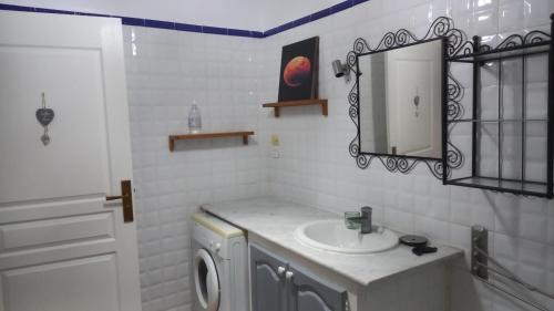 阿尔及尔Alger Draria f2的一间带水槽和镜子的浴室