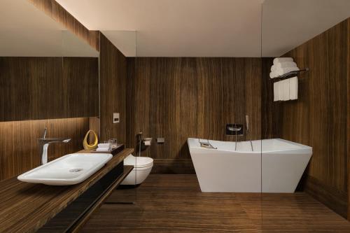 孟买孟买国际机场万豪度假酒店的浴室配有白色水槽和卫生间。