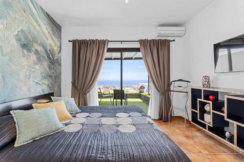 马赫Saudade的一间卧室设有一张床,享有海景