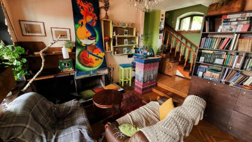 第比利斯礼遇旅舍的带沙发、桌子和书籍的客厅