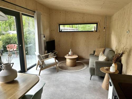 洪德洛FIKA Luxe vakantiewoning voor 4 personen @ Veluwe的带沙发和电视的客厅