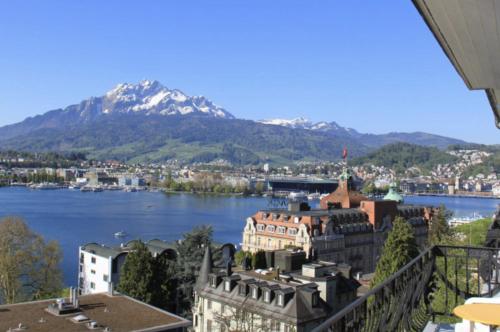 卢塞恩Hotel Royal Luzern的享有以山为背景的城市美景