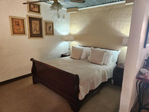 Fort Nottingham克丽奥佩特拉山庄酒店的一间卧室配有带白色床单和枕头的床。