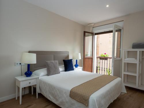 奥维多Apartantiguo San Isidoro10的一间卧室设有一张大床和一个窗户。