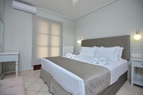 沃特斯Elpida Apartments的一间卧室配有一张大床和毛巾