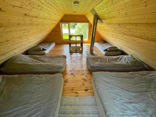 PalukülaPaluküla Saunas and Glamping的小木屋内带四张床的客房