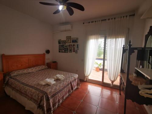 马拉加Casa Luz的一间卧室配有一张床和吊扇