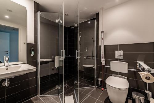 慕尼黑Premier Inn München City Schwabing的浴室配有卫生间、盥洗盆和淋浴。