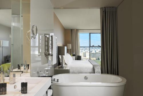 布拉加布拉加美利亚Spa酒店的一间带大浴缸和床的浴室