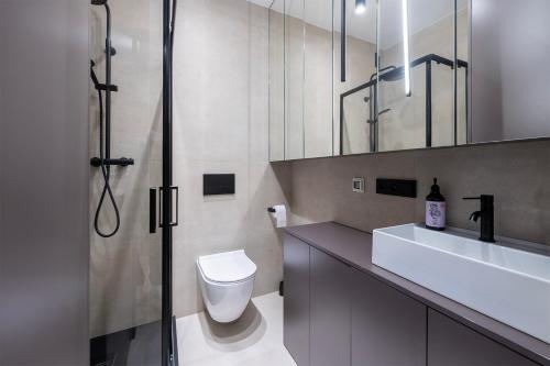 罗兹Apartament Piotrkowska 44 - studio的浴室配有卫生间、盥洗盆和淋浴。