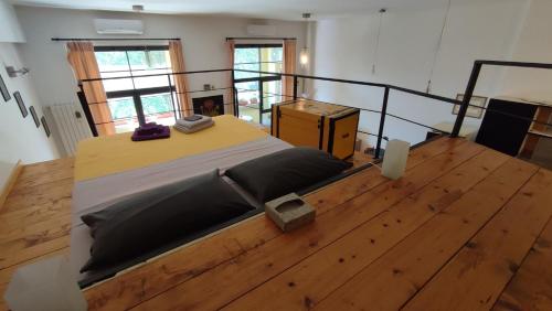 米兰la casa di amy - loft corvetto的铺有木地板的客房内一张大床