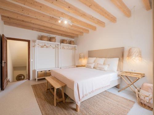 波连斯萨Townhouse La Mirada by SunVillas Mallorca的卧室配有一张白色的大床和一张桌子