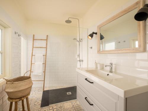 波连斯萨Townhouse La Mirada by SunVillas Mallorca的浴室配有盥洗盆和带镜子的淋浴