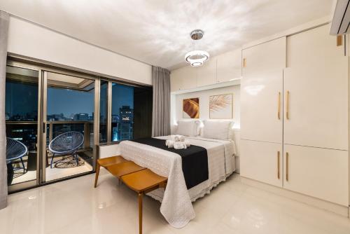 圣保罗Rosemari's Apartments Republica的一间卧室设有一张床和一个阳台