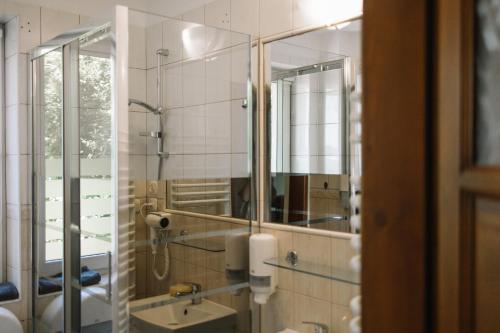 克拉科夫Girls Willa的一间带水槽和镜子的浴室