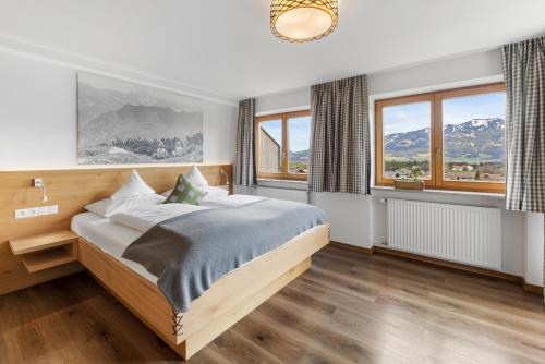 博尔斯特尔朗Berghaus Mucha - Ferienwohnungen - Naturpark Partner的一间卧室设有一张床和一个大窗户
