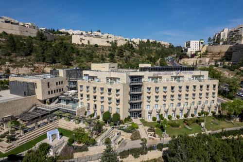 耶路撒冷耶胡达酒店 的城市中一座大建筑的空中景观