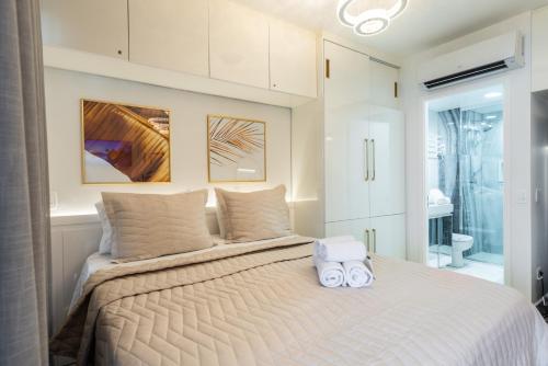 圣保罗Rosemari's Apartments Republica的一间卧室配有一张床,上面有两条毛巾