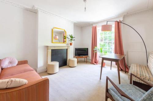 伦敦Charming & Central 2BD Flat - Islington的带沙发和壁炉的客厅