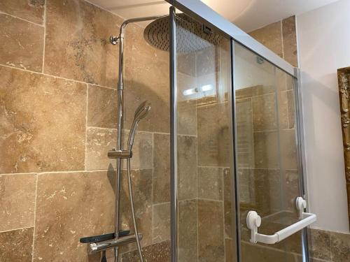 沙勒维尔-梅济耶尔Appartement de charme en hyper-centre的浴室里设有玻璃门淋浴