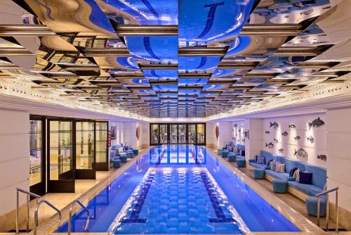 伊斯坦布尔伊斯坦布尔迪旺酒店的酒店拥有蓝色天花板的游泳池