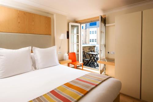 伦敦切尔西悉尼大楼酒店的酒店客房设有一张床和一个阳台。