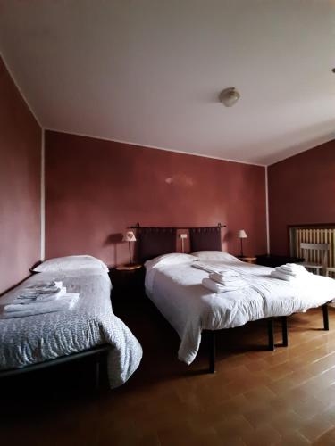 塞斯托拉Hotel Calvanella的卧室内两张并排的床