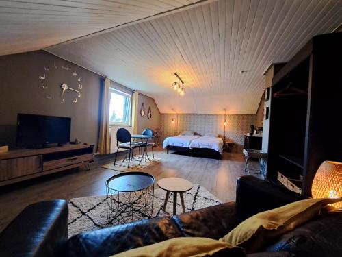 威布林Chez Baf - Wibrin - Houffalize的客厅配有沙发和1张床