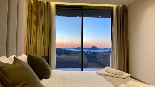 亚力卡瓦克Hills Deluxe - Relaxed Luxury in style and serenity的一间卧室设有一张床和一个大窗户
