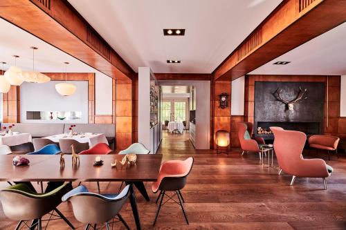 格伦察-维伦Das Eckert - Lifestyle Design Hotel & Fine Dining bei Basel (Grenzach)的一间带桌椅的用餐室
