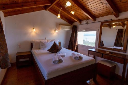 艾拉方索斯Voula Resort的一间卧室配有一张床,上面有两条毛巾
