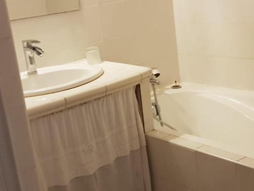 里耶Charming home in Provence - 6 pers.的白色的浴室设有水槽和浴缸。