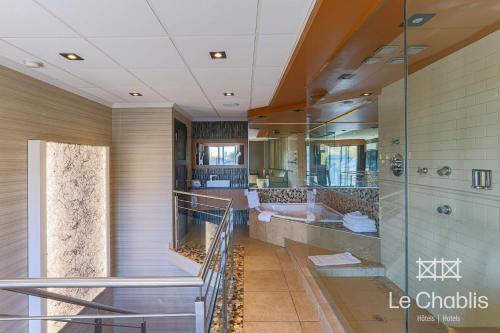 蒙特利尔乐夏布利凯迪拉克酒店的带浴缸和盥洗盆的大浴室