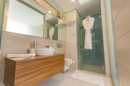 安曼Boho Boutique Hotel Amman的一间带水槽和淋浴的浴室