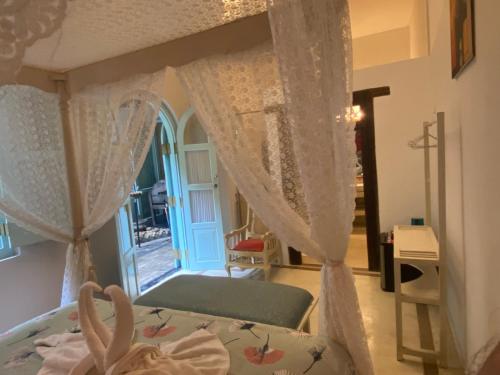 高尔杰迪杜夫特加勒旅馆的一间卧室配有带窗帘的床和窗户
