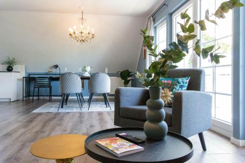 凯沃拉尔JOOYFUL STAYS Apartments的客厅配有沙发和桌子