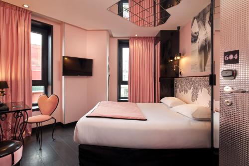 巴黎维斯维萨酒店的酒店客房,配有床、桌子和椅子