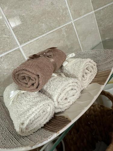 NénitaGavrilis Apartments的浴室内架上的两条毛巾