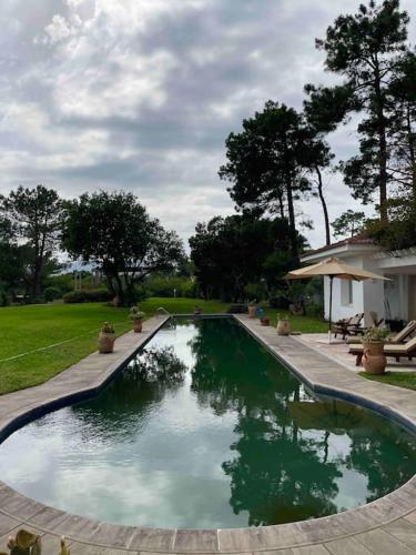 塔巴卡Villa avec piscine privée的一座房子旁的院子内的游泳池
