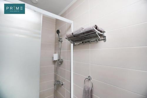 马特鲁港Prime Holidays Caesar Bay的一间带淋浴的浴室,墙上有一条毛巾