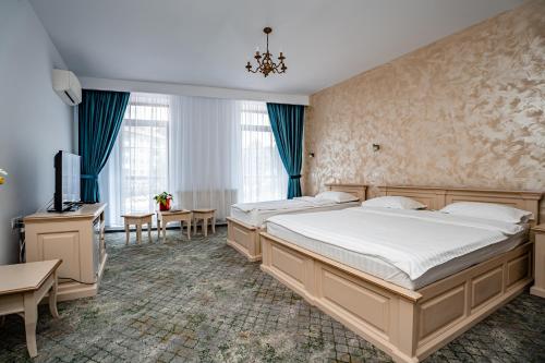 锡比乌里恩酒店的一间卧室配有两张床和电视。