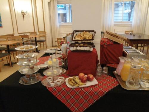 布宜诺斯艾利斯Hotel Lyon by MH的一张桌子,上面放着食物和水果盘