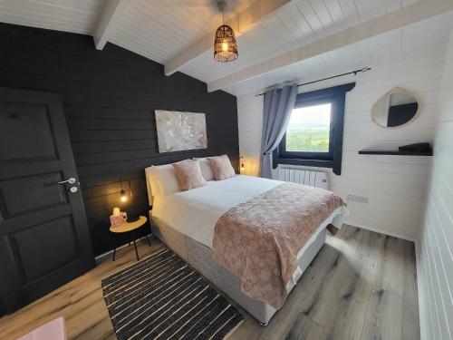 杜林Blue Haven Lodge的一间卧室设有一张大床和一个窗户。