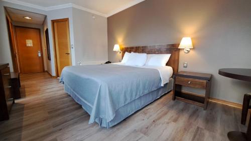 科伊艾科迭戈德阿尔马格罗科伊艾克酒店的酒店客房设有一张大床和一张桌子。