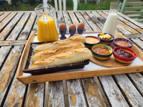 蒙塔尼亚克威尔登峡谷 - 圣十字湖度假屋的桌上的面包和其他食物托盘