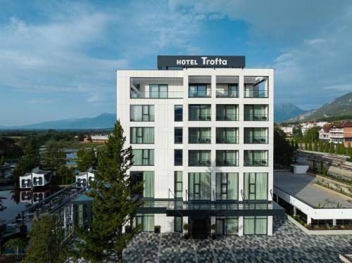 Hotel Trofta的一座酒店大楼,上面有标志