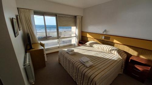 玛德琳港考斯塔内拉酒店的酒店客房设有床和窗户。