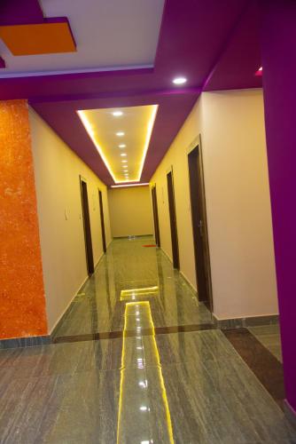 ChatraThe Nirvana Resort的一条带紫色灯和保龄球馆的空走廊