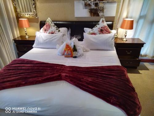 巴利托Sands Beach Simbithi Eco Estate Luxury Villa的酒店客房设有一张大床,上面有红色的带子
